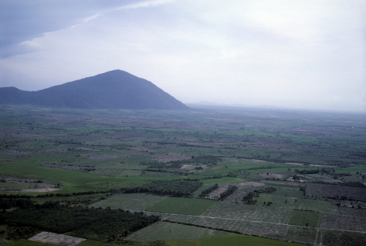 Núi Bà Đen ở Tây Ninh nhìn từ máy bay trực thăng. Ảnh: Warren Welch.
