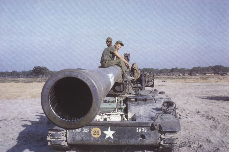 Pháo tự hành M107, cỡ nòng 175mm, được lính Mỹ mệnh danh là "Vua chiến trường" thời chiến tranh Việt Nam. Ảnh: Warren Welch.