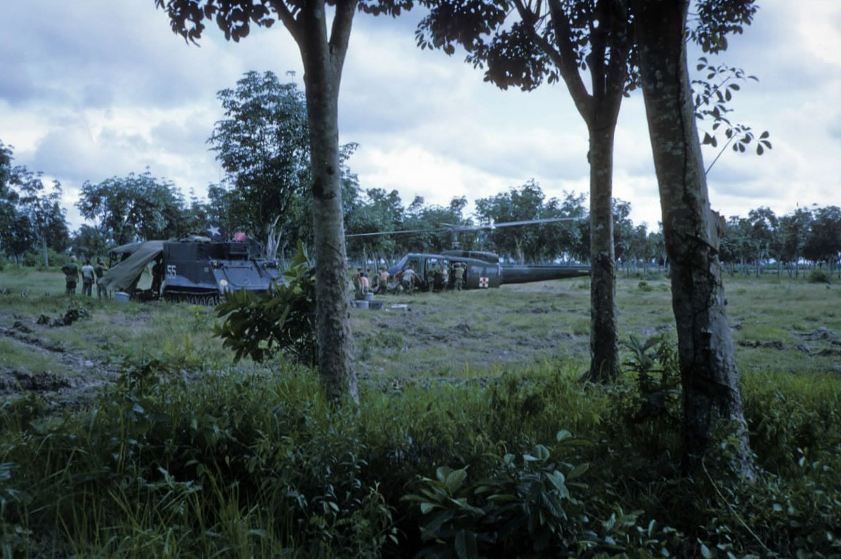 Trực thăng Mỹ di tản thương binh tại Hố Bò, Củ Chi năm 1966. Ảnh: Warren Welch.