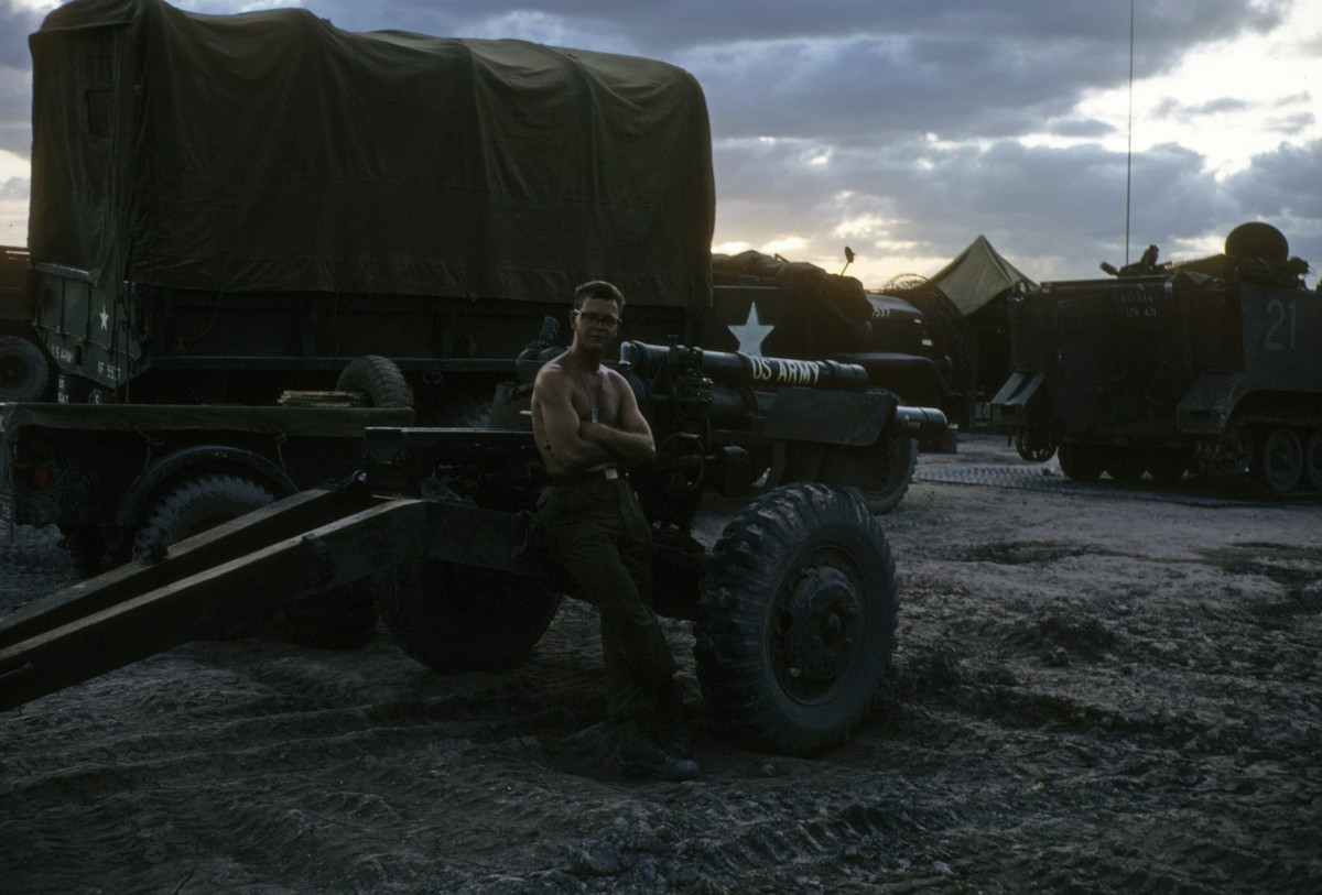 Warren Welch, tác giả bộ ảnh đứng bên một khẩu pháo 105mm tại khu căn cứ Mỹ ở Tây Ninh. Ảnh: Warren Welch.