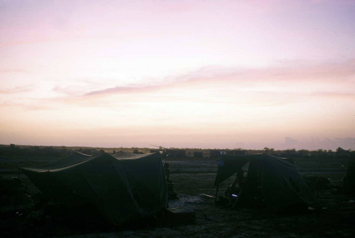 Bên trong căn cứ Củ Chi, tháng 1/1966. Ảnh: Warren Welch.