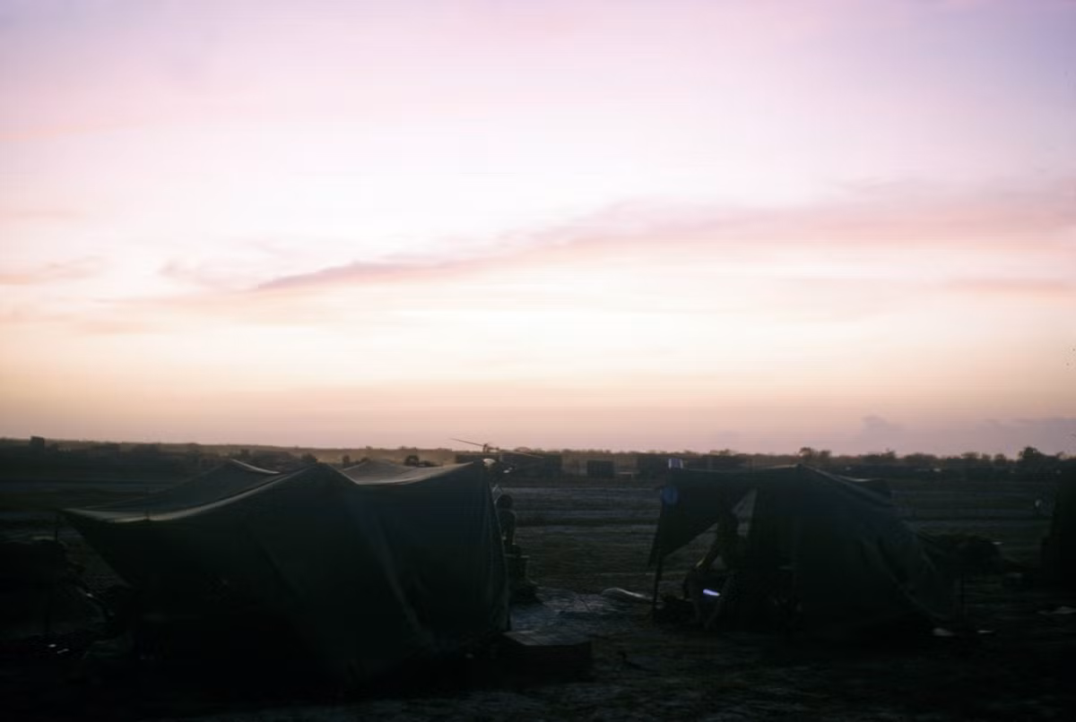 Bên trong căn cứ Củ Chi, tháng 1/1966. Ảnh: Warren Welch.