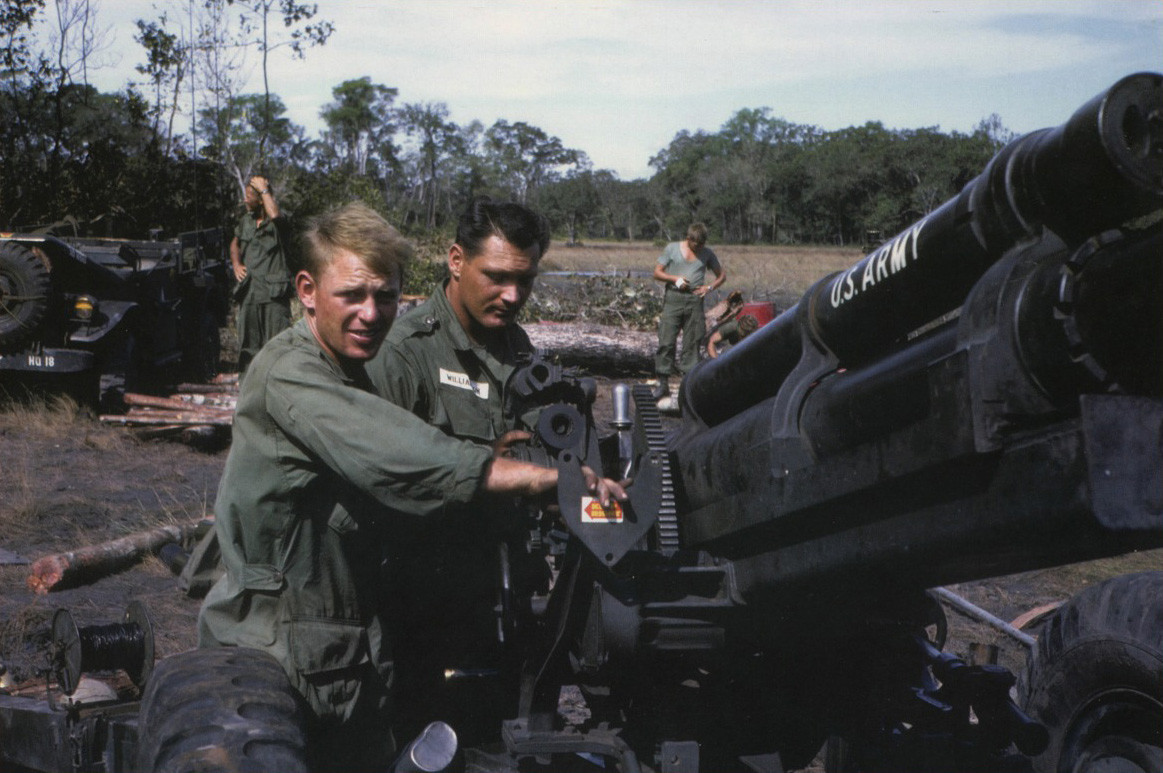 Lính Mỹ bảo dưỡng khẩu pháo 105mm trên trận địa ở Tây Bắc Củ Chi, 1966. Ảnh: Warren Welch.