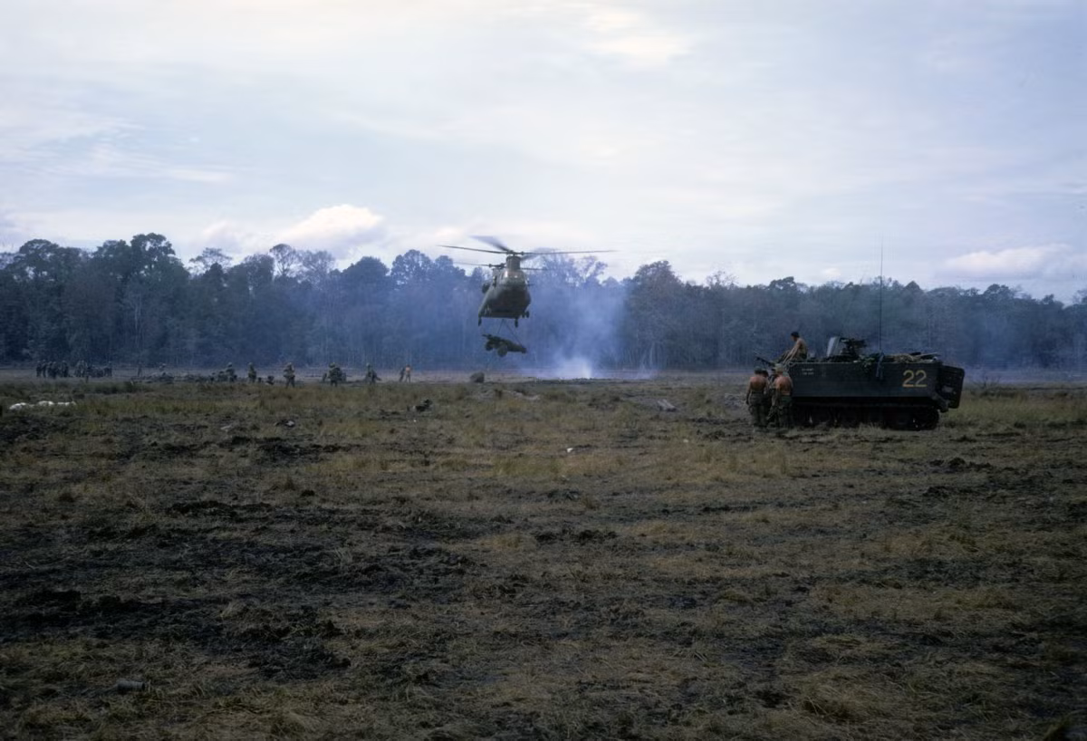 Trực thăng CH-47 của Mỹ không vận một khẩu pháo 105mm đến vị trí chiến đấu ở Củ Chi, 1966. Ảnh: Warren Welch.