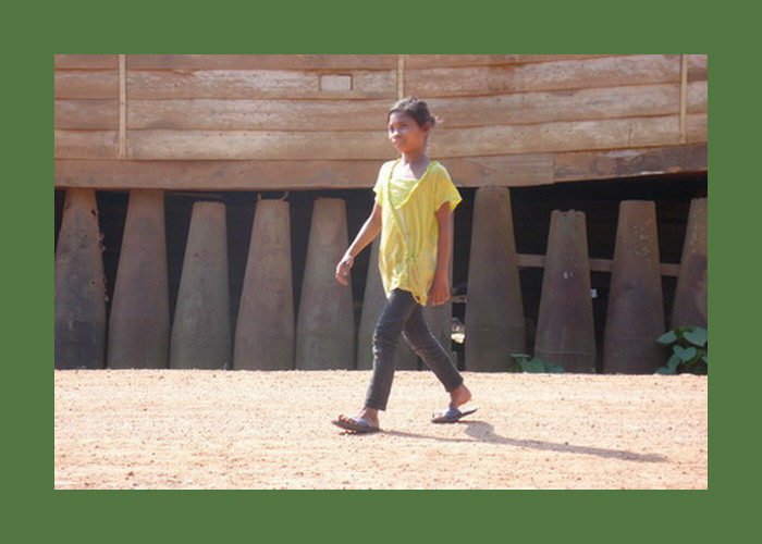 Những vỏ bom cỡ lớn được dùng làm cột nhà sàn. Ảnh: Exploreindochina.com.