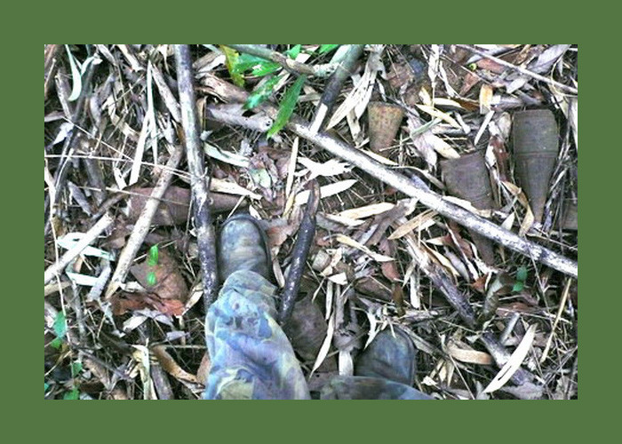 Đầu đạn từ thời chiến tranh Việt Nam nằm rải rác trên đất rừng ở Ban Bak. Ảnh: Exploreindochina.com.