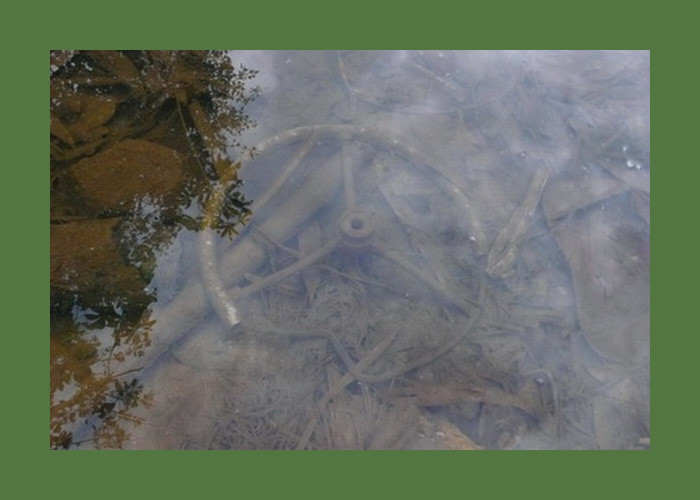 Vô lăng xe vận tải nằm dưới một con suối. Ảnh: Exploreindochina.com.