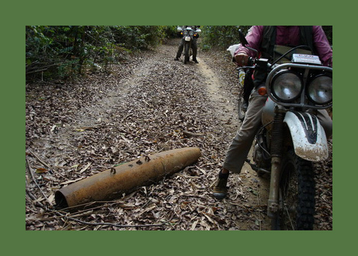 Vỏ một quả bom nằm trên con đường mòn ở phía Nam Muong Nong. Ảnh: Exploreindochina.com.