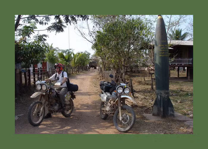 Quả bom Mỹ loại 2000 bảng đặt tại một bản làng ở Saravan. Ảnh: Exploreindochina.com.