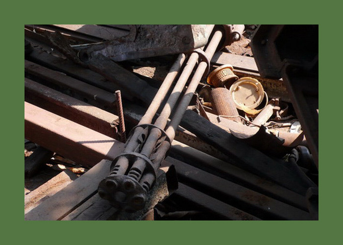 Súng máy gắn trên trực thăng và máy bay chiến đấu Mỹ được tìm thấy ở một vựa phế liêu. Ảnh: Exploreindochina.com.