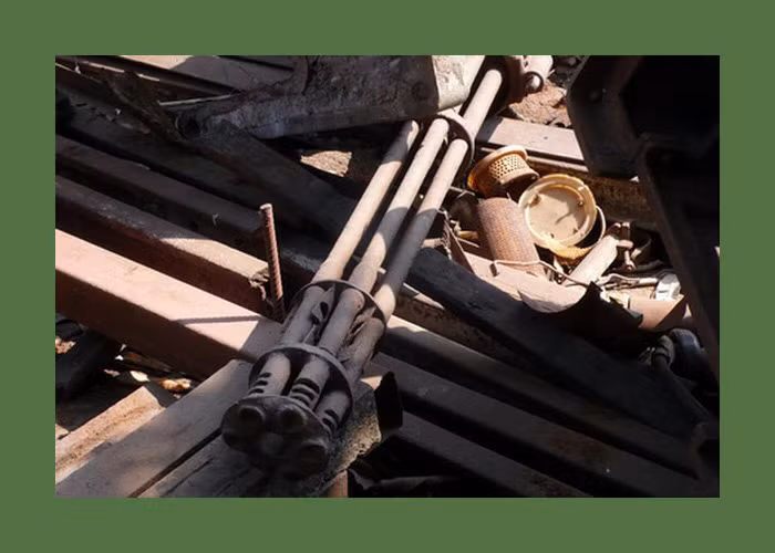 Súng máy gắn trên trực thăng và máy bay chiến đấu Mỹ được tìm thấy ở một vựa phế liêu. Ảnh: Exploreindochina.com.