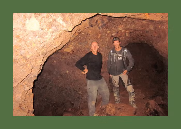 Bên trong một căn hầm từng quân đội Giải phóng sử dụng. Căn hầm được tìm theo chỉ dẫn của một cựu sĩ quan lực lượng phòng không, Quân đội Nhân dân Việt Nam. Ảnh: Exploreindochina.com.