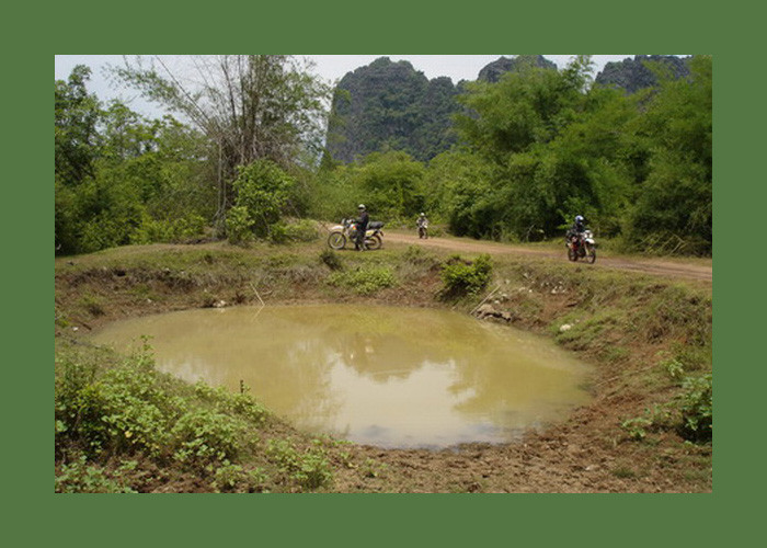 Hố bom Mỹ ở thung lũng Ban Phanop. Ảnh: Exploreindochina.com.