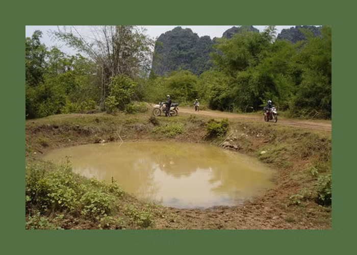 Hố bom Mỹ ở thung lũng Ban Phanop. Ảnh: Exploreindochina.com.