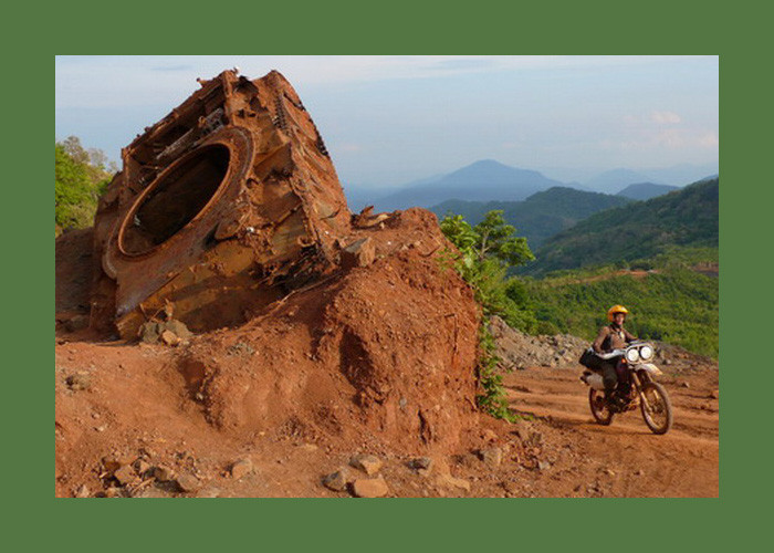 Xác một chiếc xe tăng từng được quân đội Giải phóng sử dụng nằm bên con đường ở phía Bắc tỉnh Attapeu. Ảnh: Exploreindochina.com.