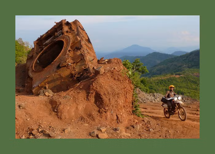 Xác một chiếc xe tăng từng được quân đội Giải phóng sử dụng nằm bên con đường ở phía Bắc tỉnh Attapeu. Ảnh: Exploreindochina.com.