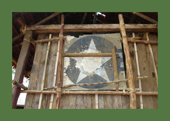 Mảnh xác máy bay Mỹ được dùng để làm vách nhà ở gần Ban Bak. Ảnh: Exploreindochina.com.