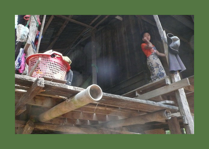 Đường ống kim loại của hệ thống dẫn xăng dầu biến thành khung nhà. Ảnh: Exploreindochina.com.