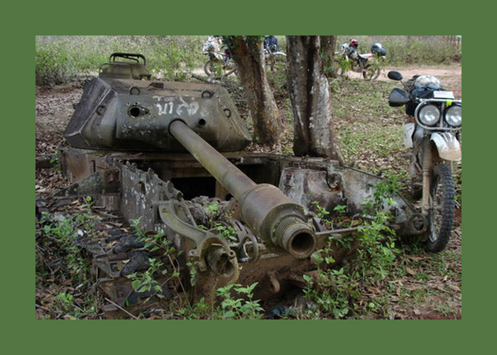 Xác xe tăng Mỹ trên đường Trường Sơn. Ảnh chụp ở Ban Dong, Trung Lào. Ảnh: Exploreindochina.com.