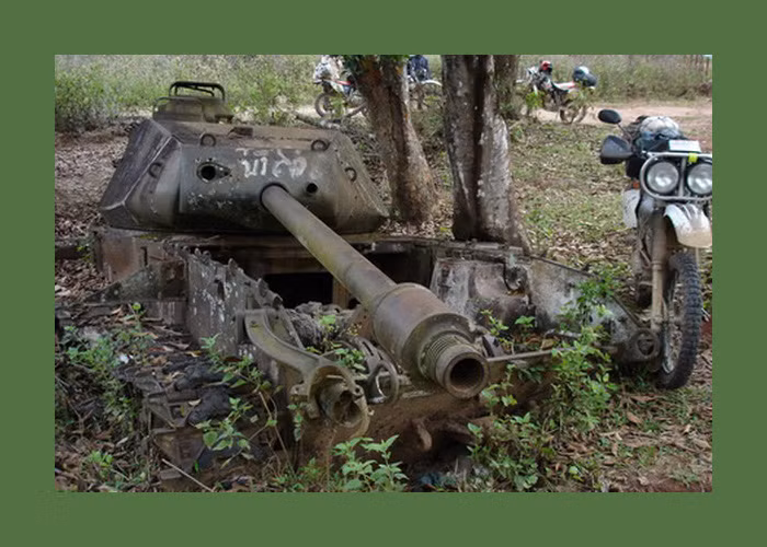 Xác xe tăng Mỹ trên đường Trường Sơn. Ảnh chụp ở Ban Dong, Trung Lào. Ảnh: Exploreindochina.com.