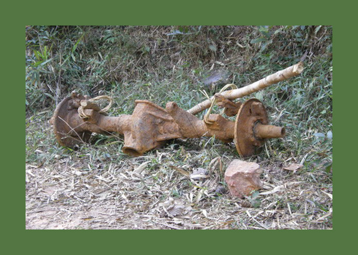 Trục xe vẫn tải nằm bên đường ở phía Nam Ta Oi. Ảnh: Exploreindochina.com.