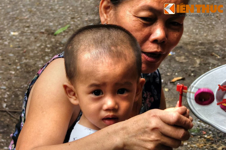 Theo đó, các bé trai mải chơi thường bị kiến vàng, ong… đốt ở chỗ kín khiến “cậu nhỏ” bị sưng mọng, ngứa. Các cụ xưa gọi chứng bệnh này là bệnh “tầm bỏi”.