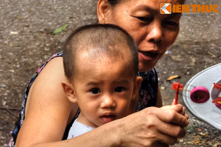 Theo đó, các bé trai mải chơi thường bị kiến vàng, ong… đốt ở chỗ kín khiến “cậu nhỏ” bị sưng mọng, ngứa. Các cụ xưa gọi chứng bệnh này là bệnh “tầm bỏi”.