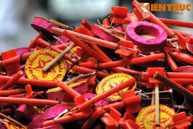 Bệnh này chữa mẹo bằng cách giả vờ “gắp bỏ nồi cơm” khi nồi cơm đang sôi. Cách khác là xin một sợi rơm, sau đó dùng sợi rơm đo chiều dài “cậu nhỏ” rồi gấp sợi rơm lại thành 7 lần (tương đương với 7 vía nam). Cuối cùng mang dao ra chặt sợi rơm là khỏi bệnh.