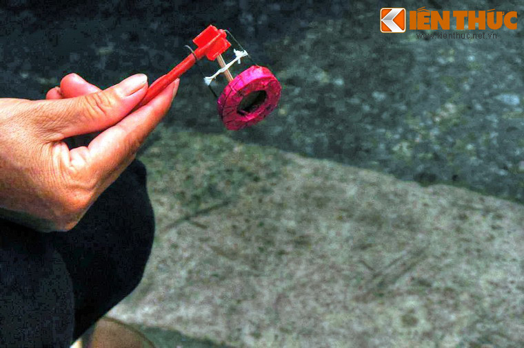 Sở dĩ có thành ngữ này vì trống bỏi là món đồ chơi đặc trưng chỉ dành cho trẻ em. Vì vậy, già mà chơi thứ này là dị thường, là hành vi "biến thái", lệch lạc, không phù hợp với lứa tuổi của mình.