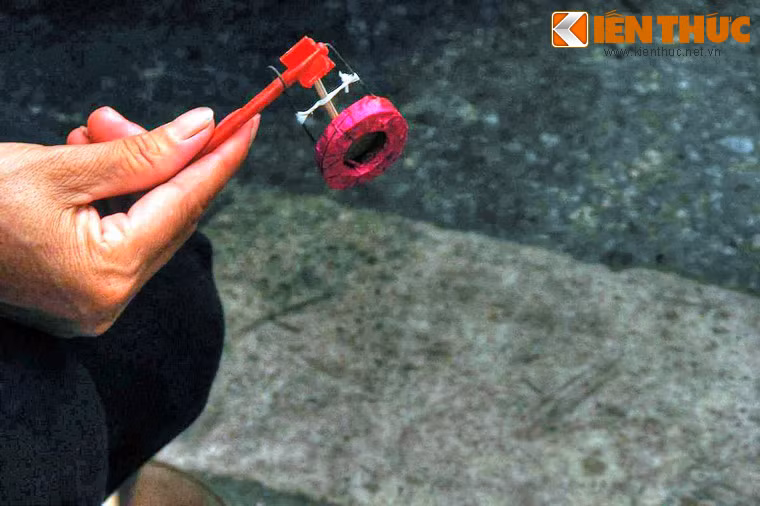 Sở dĩ có thành ngữ này vì trống bỏi là món đồ chơi đặc trưng chỉ dành cho trẻ em. Vì vậy, già mà chơi thứ này là dị thường, là hành vi "biến thái", lệch lạc, không phù hợp với lứa tuổi của mình.