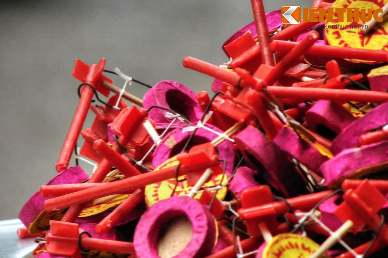 Quanh tên gọi chiếc trống bỏi còn có câu thành ngữ "già chơi trống bỏi", chỉ những đã già rồi còn ham muốn những thú vui của người trẻ như gái gú, chưng diện...