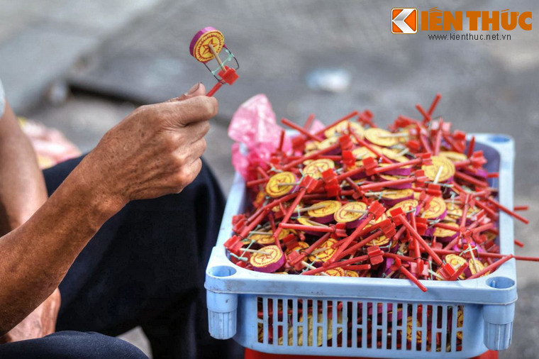 Trống có cấu tạo đơn giản với mặt trống bằng bìa, tang trống bằng đất sét, dùi trống là que gỗ nhỏ. Trống gắn với với cán nhựa (trước kia là tre) qua trục xoay bằng kim loại. Khi cầm và xoay, các khía của cán tác động vào dùi trống khiến dùi đập liên hồi vào mặt trống tạo nên âm thanh giòn rã. .