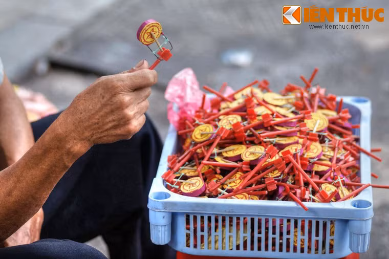 Trống có cấu tạo đơn giản với mặt trống bằng bìa, tang trống bằng đất sét, dùi trống là que gỗ nhỏ. Trống gắn với với cán nhựa (trước kia là tre) qua trục xoay bằng kim loại. Khi cầm và xoay, các khía của cán tác động vào dùi trống khiến dùi đập liên hồi vào mặt trống tạo nên âm thanh giòn rã. .