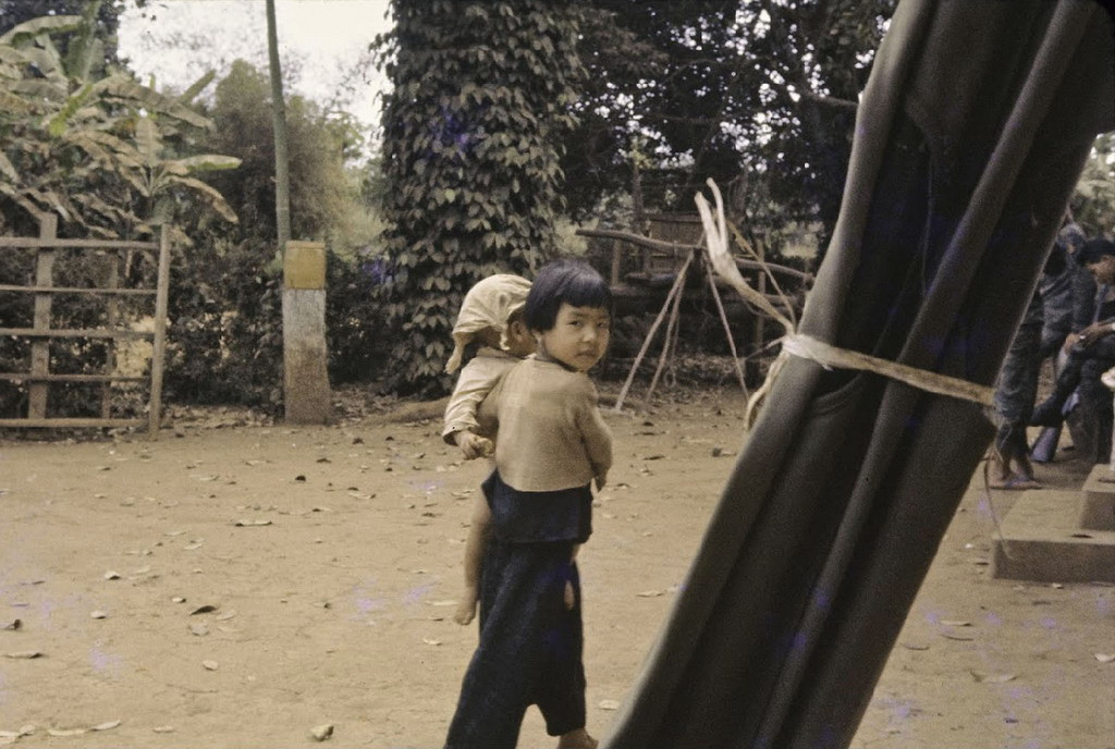 Bé gái bẽn lẽn trước ống kính máy ảnh. Ảnh: Culturalspot.org.