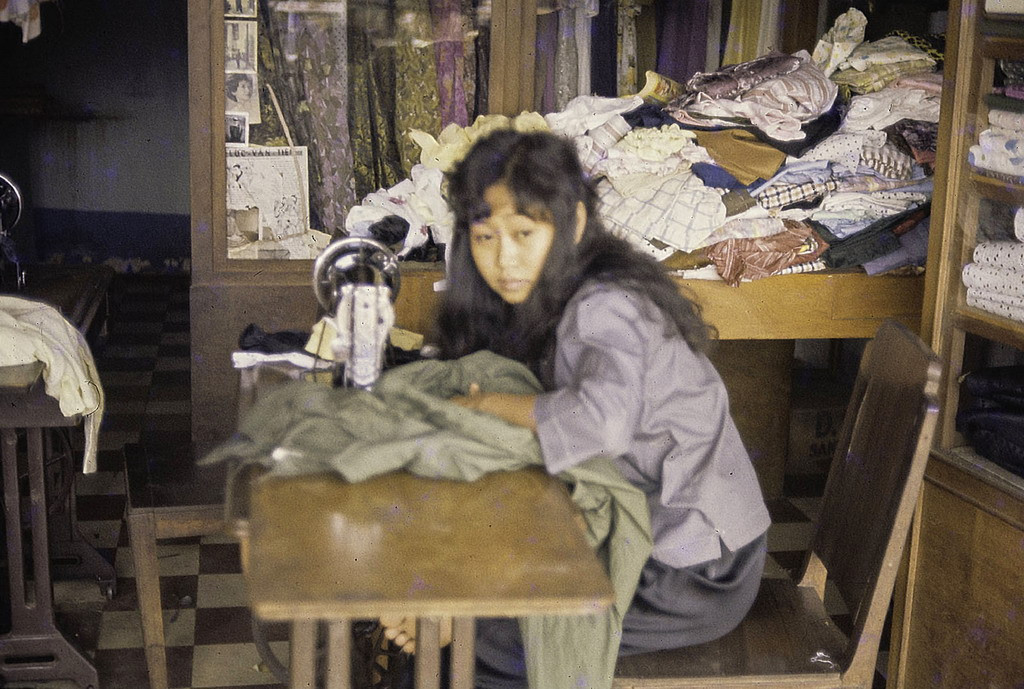 Người đẹp trong tiệm may ở thị trấn. Ảnh: Culturalspot.org.