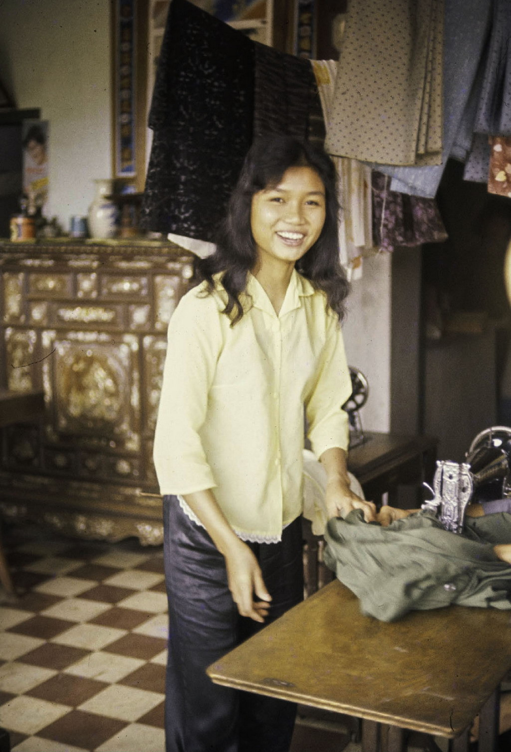 Nụ cười tươi như hoa của cô gái Đất Đỏ. Ảnh: Culturalspot.org.