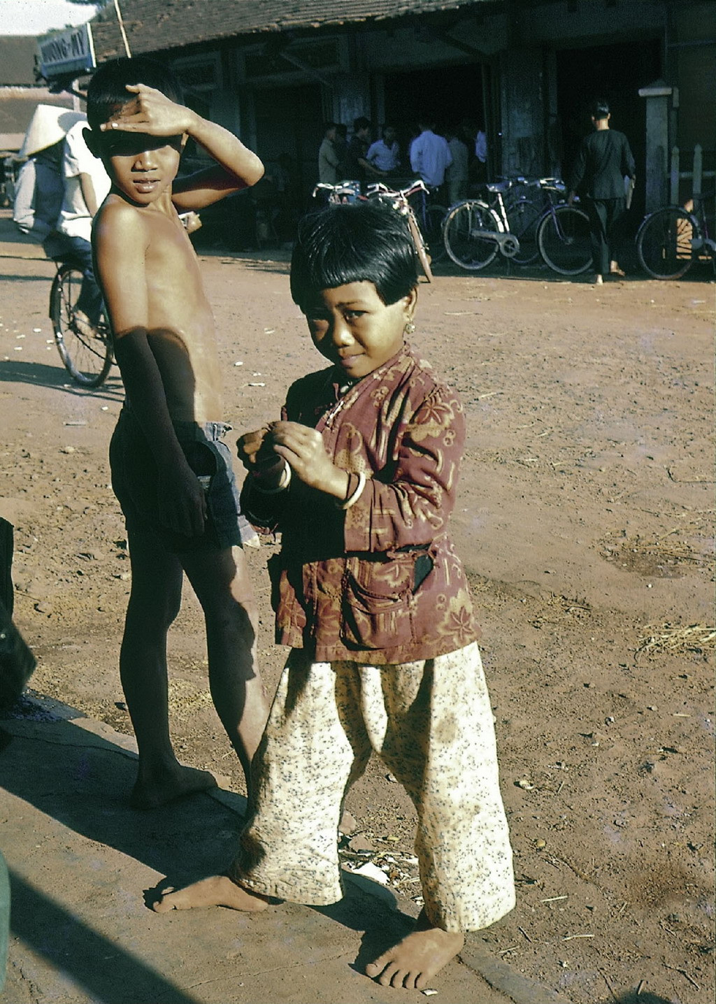 Hai em bé bên ngoài chợ Đất Đỏ. Ảnh: Culturalspot.org.