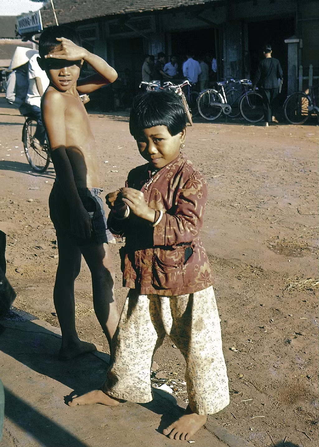 Hai em bé bên ngoài chợ Đất Đỏ. Ảnh: Culturalspot.org.