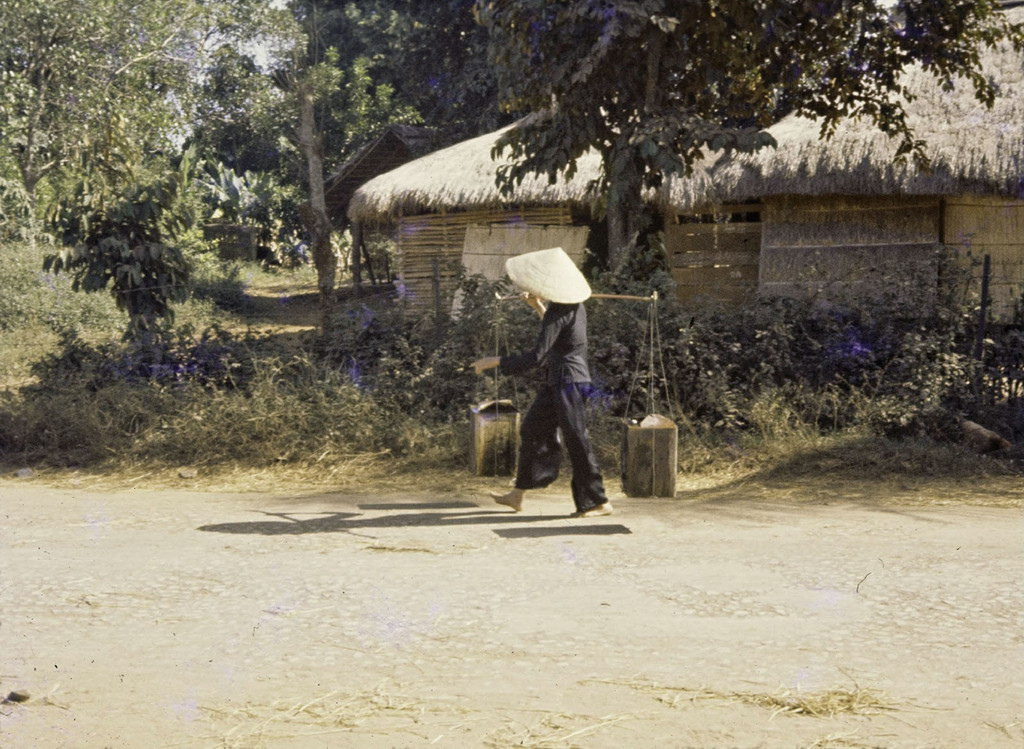 Người phụ nữ gánh nước từ giếng về nhà. Ảnh: Culturalspot.org.