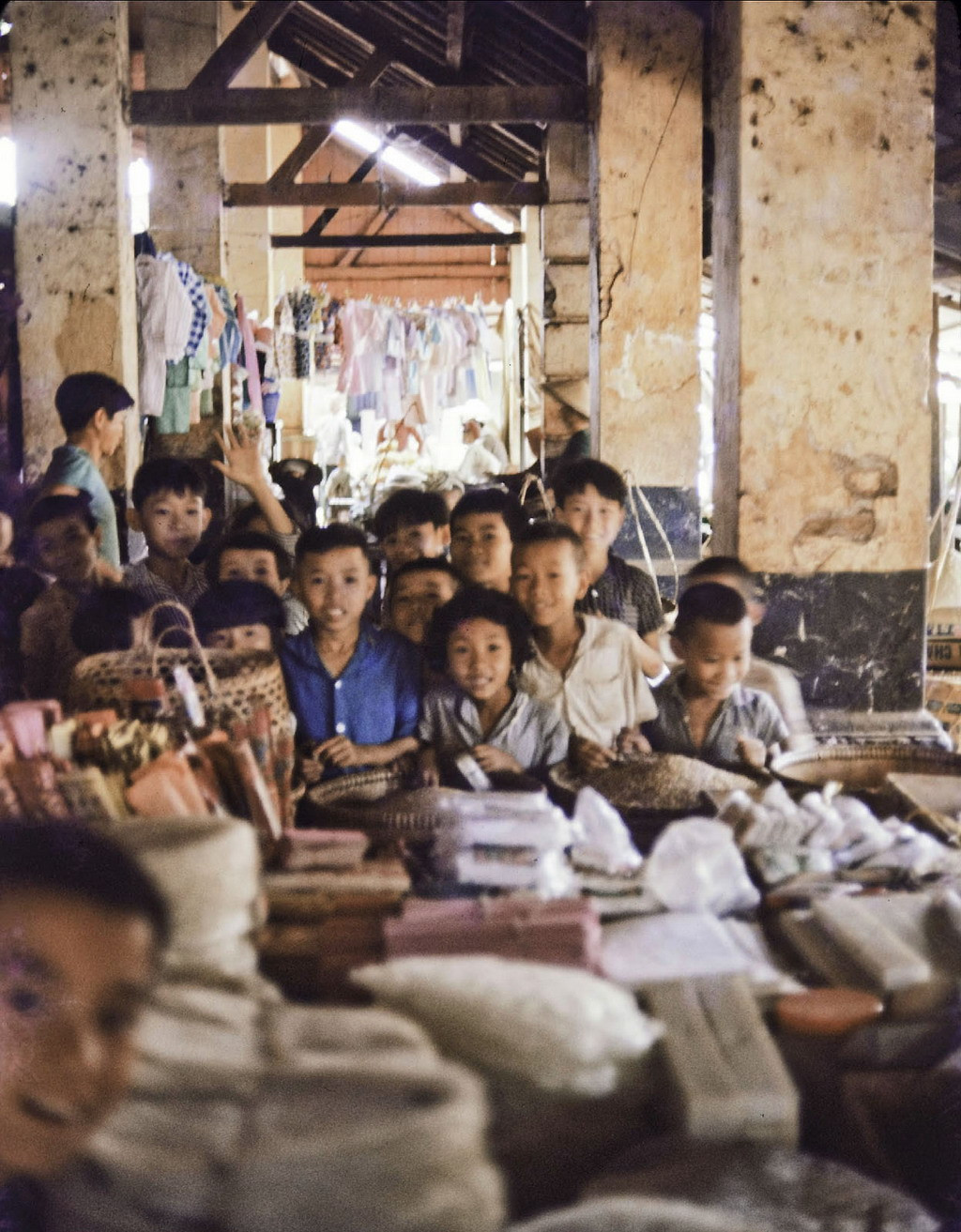 Trẻ em ở chợ Đất Đỏ. Ảnh: Culturalspot.org.