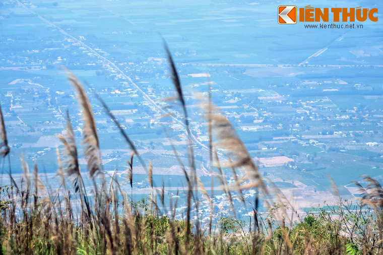 Lần hiển linh thứ ba của Bà Đen liên quan đến nhân vật lịch sử Lê Văn Duyệt, vị khai quốc công thần của nhà Nguyễn. Chuyện là vị quan này có nghe về sự linh thiêng của Bà Đen nên đến tìm hiểu và hứa rằng sẽ dâng sớ vua và phong chức cho người phụ nữ họ Lý này nếu cô hiển linh.