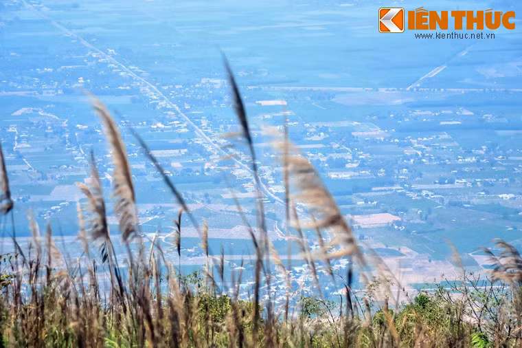 Lần hiển linh thứ ba của Bà Đen liên quan đến nhân vật lịch sử Lê Văn Duyệt, vị khai quốc công thần của nhà Nguyễn. Chuyện là vị quan này có nghe về sự linh thiêng của Bà Đen nên đến tìm hiểu và hứa rằng sẽ dâng sớ vua và phong chức cho người phụ nữ họ Lý này nếu cô hiển linh.