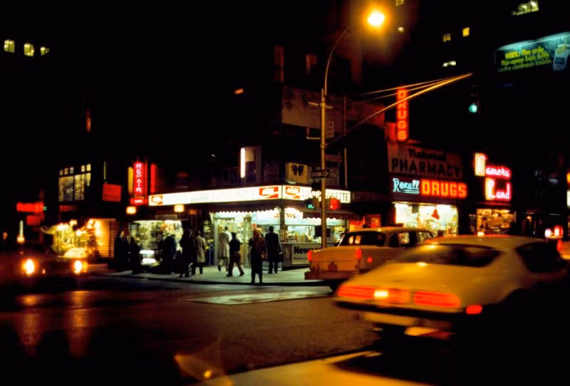 Ánh đèn rực rỡ ở ngã tư đường Lexington và đường Số 52 vào buổi tối. Ảnh: Vintag.
