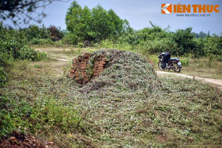 Vì sao hai tòa thành được liên kết với nhau, chức năng của từng tòa thành như thế nào vẫn là điều chưa được nghiên cứu đầy đủ. Ở vị trí chính giữa thành phía Đông có một gò đất lớn, trên gò có nhiều gạch nung, là dấu tích còn lại của một công trình kiến trúc đã bị sập đổ.