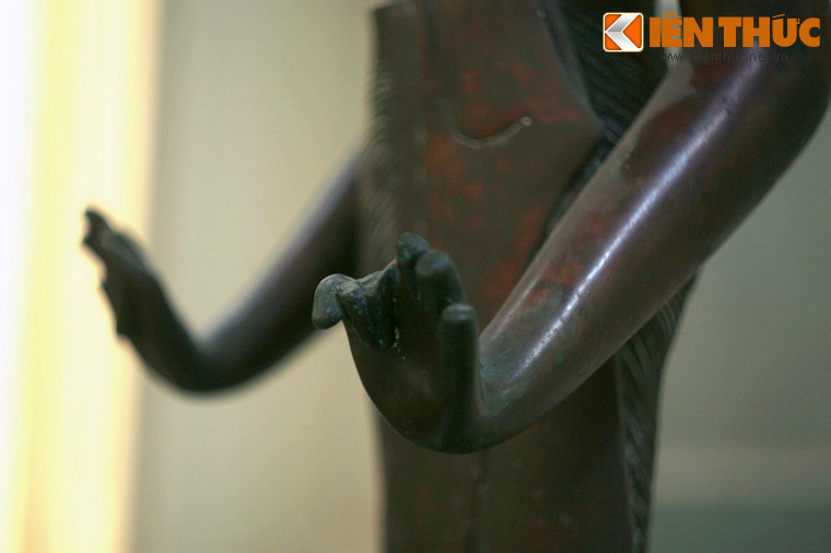 Hai cánh tay của bức tượng được tạo dáng đang đưa về phía trước như nâng đỡ hai vật thể nào đó. Vật thể trên tay tượng là câu hỏi đã khiến nhiều nhà nghiên cứu bỏ công sức để đi tìm được lời giải.