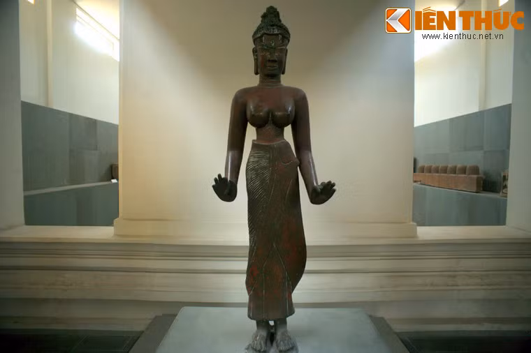 An so ve buc tuong nu than noi tieng nhat cua Cham Pa