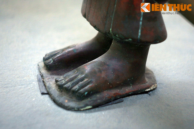 Phần dưới bức tượng được che vấn rất kín đáo bằng hai lớp váy bằng đồng quấn kiểu sa rông ôm sát hông đùi đến tận mắt cá. Đôi bàn chân của bức tượng được thể hiện khá chân thực với các ngón chân thon dài và phần móng được cắt gọt gọn gàng...
