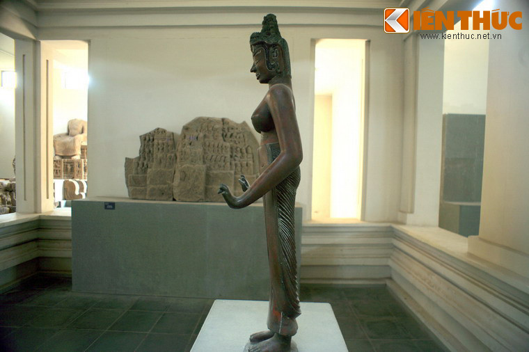 Trong quan niệm Phật giáo của người Chăm xưa, Tara là một vị Bồ tát. Tượng vị nữ thần này được đúc bằng đồng, cao 129,3cm.