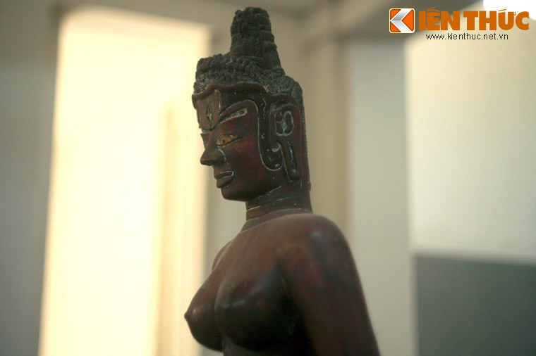 Đôi tai tượng có phần dái tai kéo dài, chi tiết thường gặp ở tượng thờ Phật giáo. Vầng trán tượng vuông vức có con mắt thứ ba ở chính giữa, cặp lông mày khá dày.