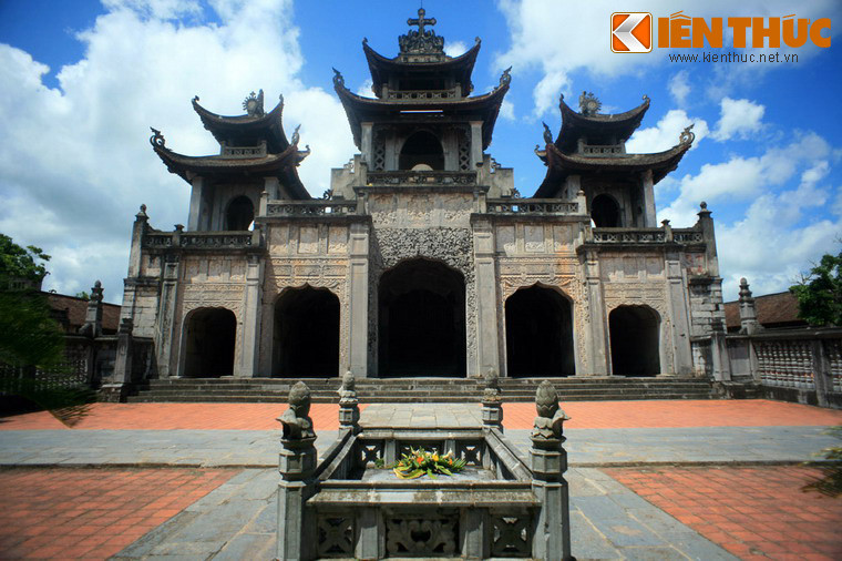  1. Nhà thờ đá Phát Diệm (Ninh Bình). Được xây dựng từ năm 1875-1898, nhà thờ đá Phát Diệm gồm 1 nhà thờ lớn và 5 nhà thờ nhỏ mang phong cách kiến trúc mô phỏng đình chùa của người Việt với chất liệu xây dựng chủ yếu là đá và gỗ, được chạm khắc rất tinh xảo. Đây được coi là nhà thờ đẹp và độc đáo bậc nhất Việt Nam.